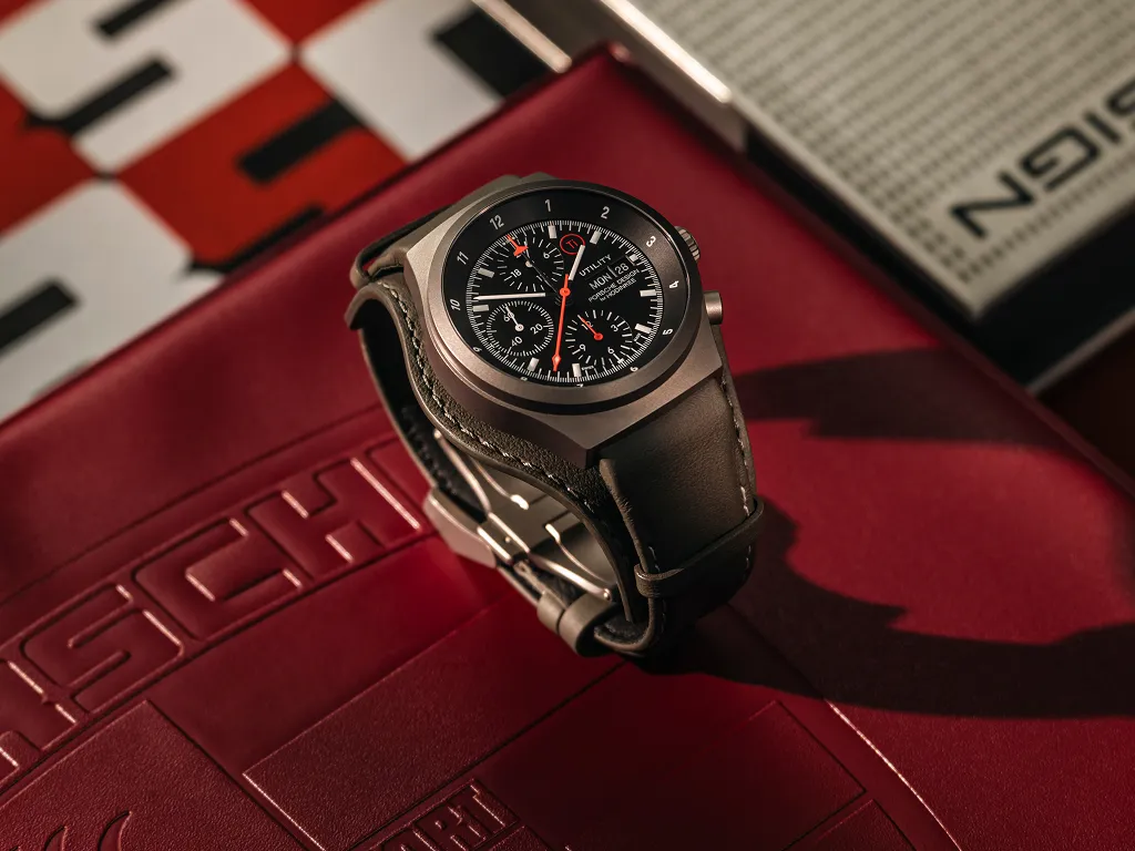 Chronograph 1 Utility – Limited Edition for Hodinkee mit schwarzem Zifferblatt, roten Akzenten und Lederband.