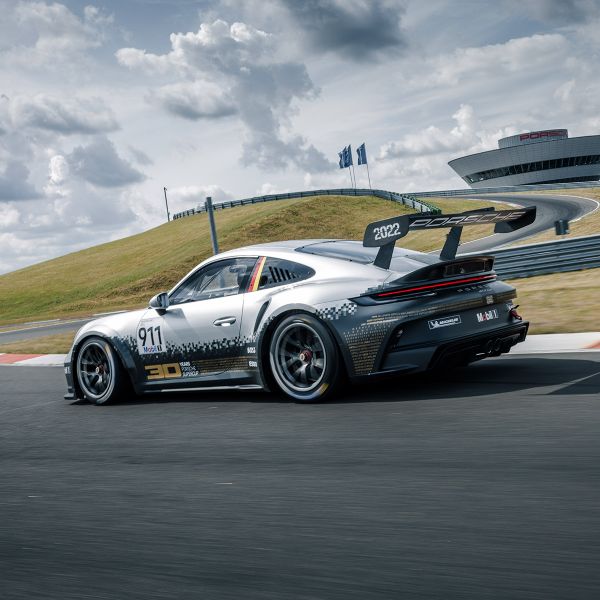 Een Porsche rijdt over het circuit.