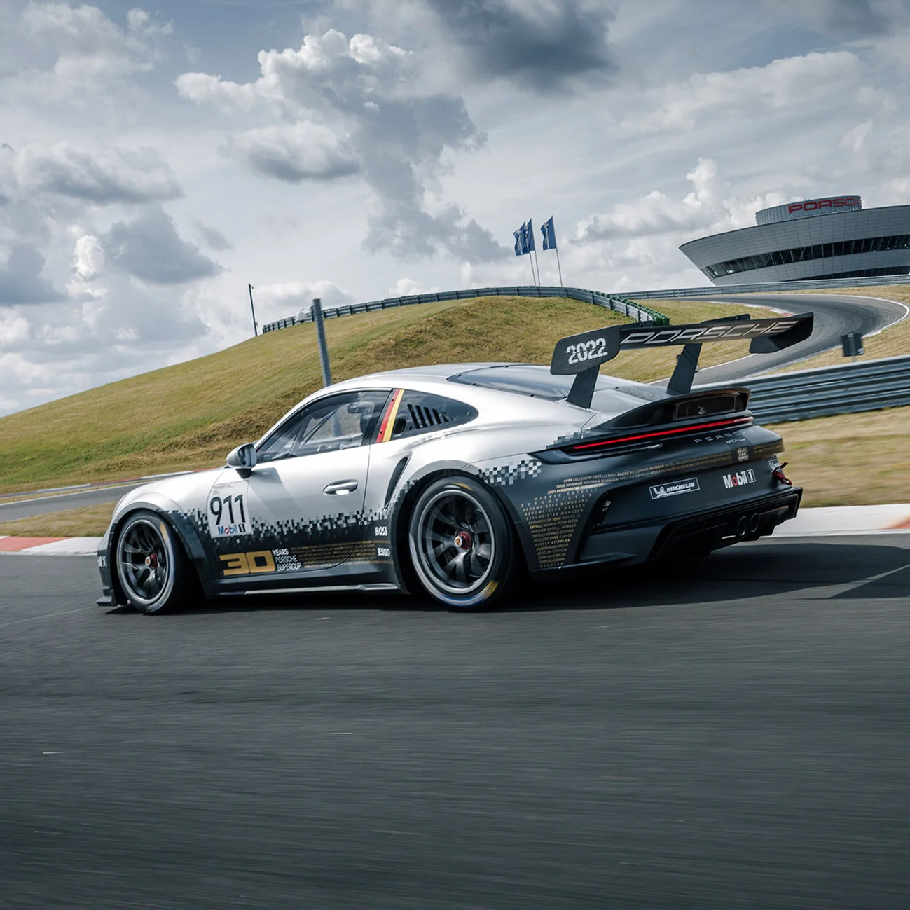 Een Porsche rijdt over het circuit.