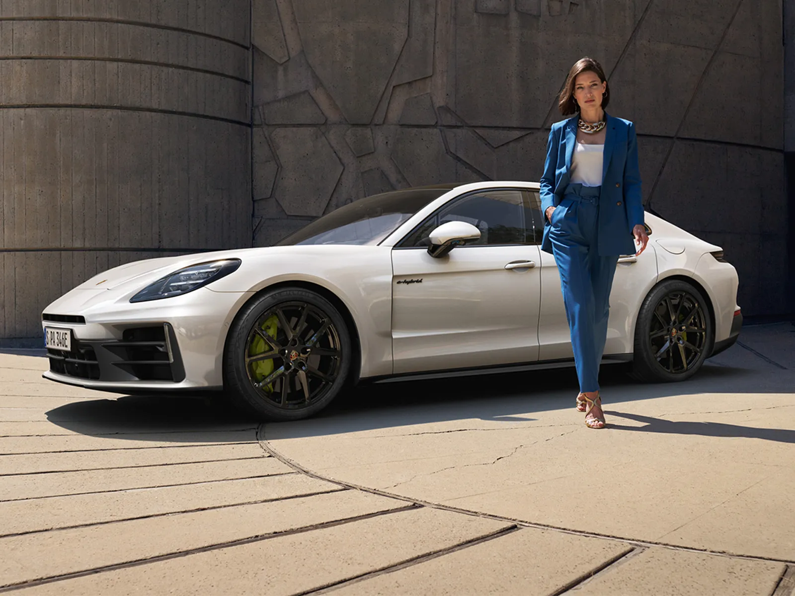 A 6-second moving image banner that shows the new Panamera 4 in its entirety as well as a few details through steady camera movements.