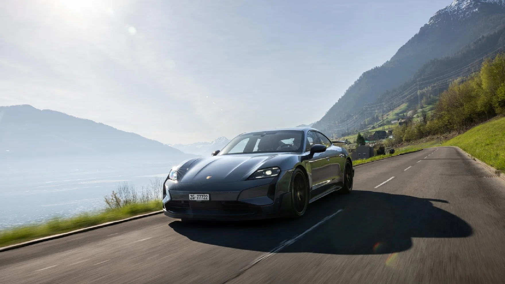 Der Porsche Taycan fährt auf einer Strasse in der Innerschweiz