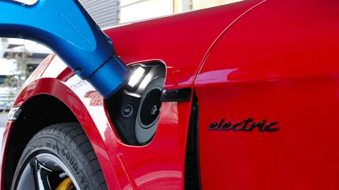 CHAdeMO急速充電に接続される、ポルシェタイカン
