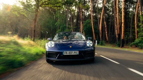 Un homme et une femme dans Porsche 911 Targa 4 GTS louée avec le service Porsche Drive