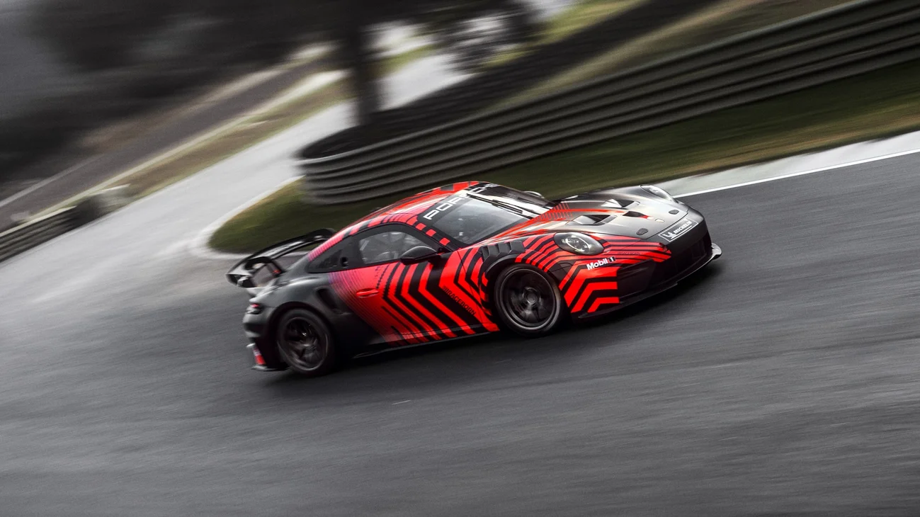 Nowy 911 GT4 R na torze.