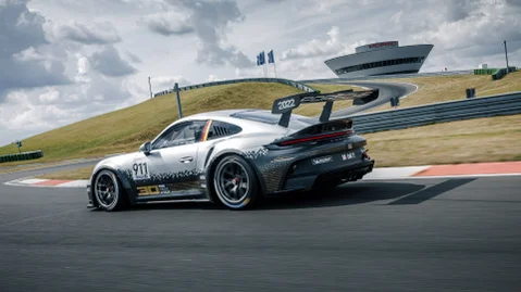 Een Porsche rijdt over het circuit.