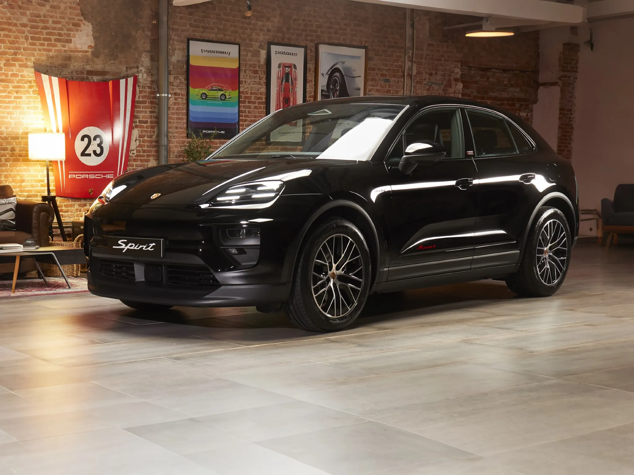 Un Macan Spirit negro aparcado.