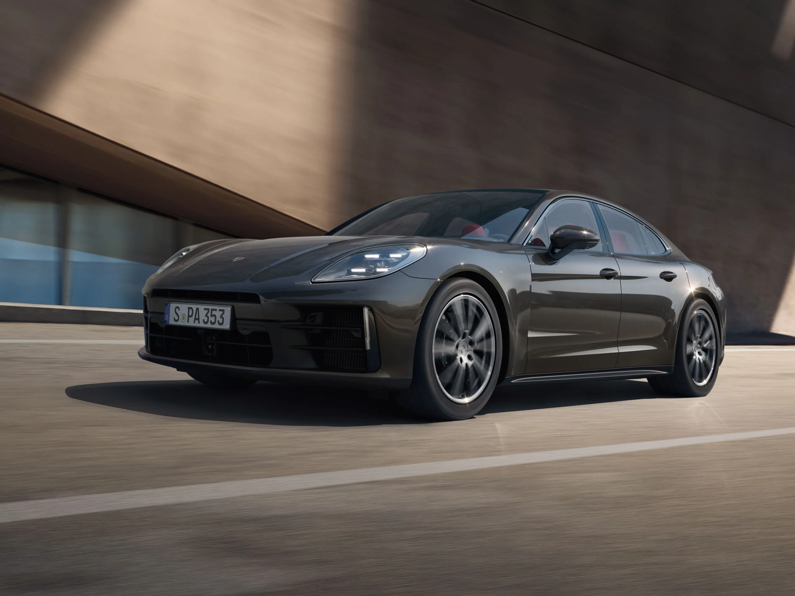 A 6-second moving image banner that shows the new Panamera 4 in its entirety as well as a few details through steady camera movements.