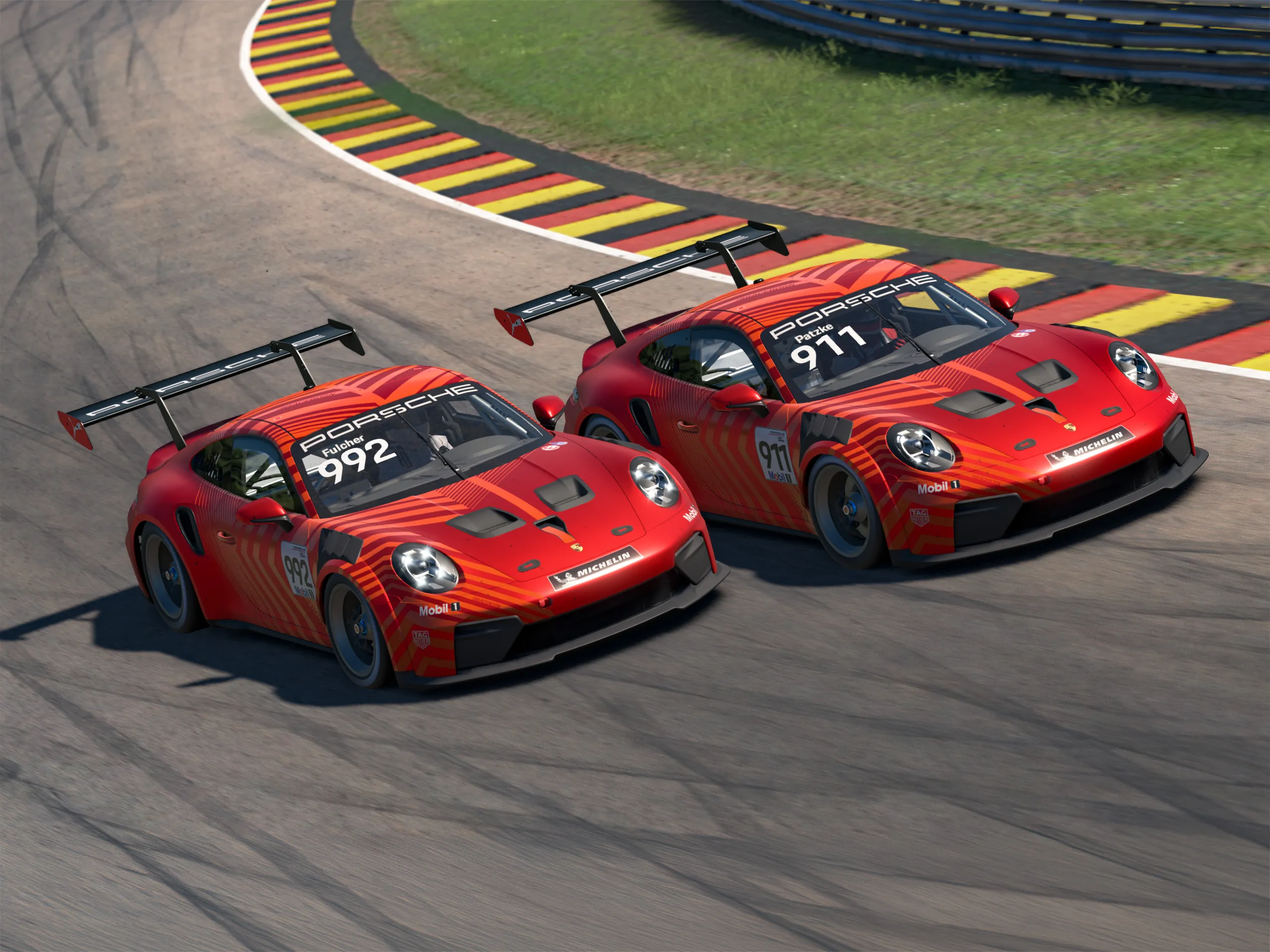Dwa czerwone Porsche 911 GT3 jadą obok siebie w symulacji esports na torze z czerwono-żółtymi tarkami.