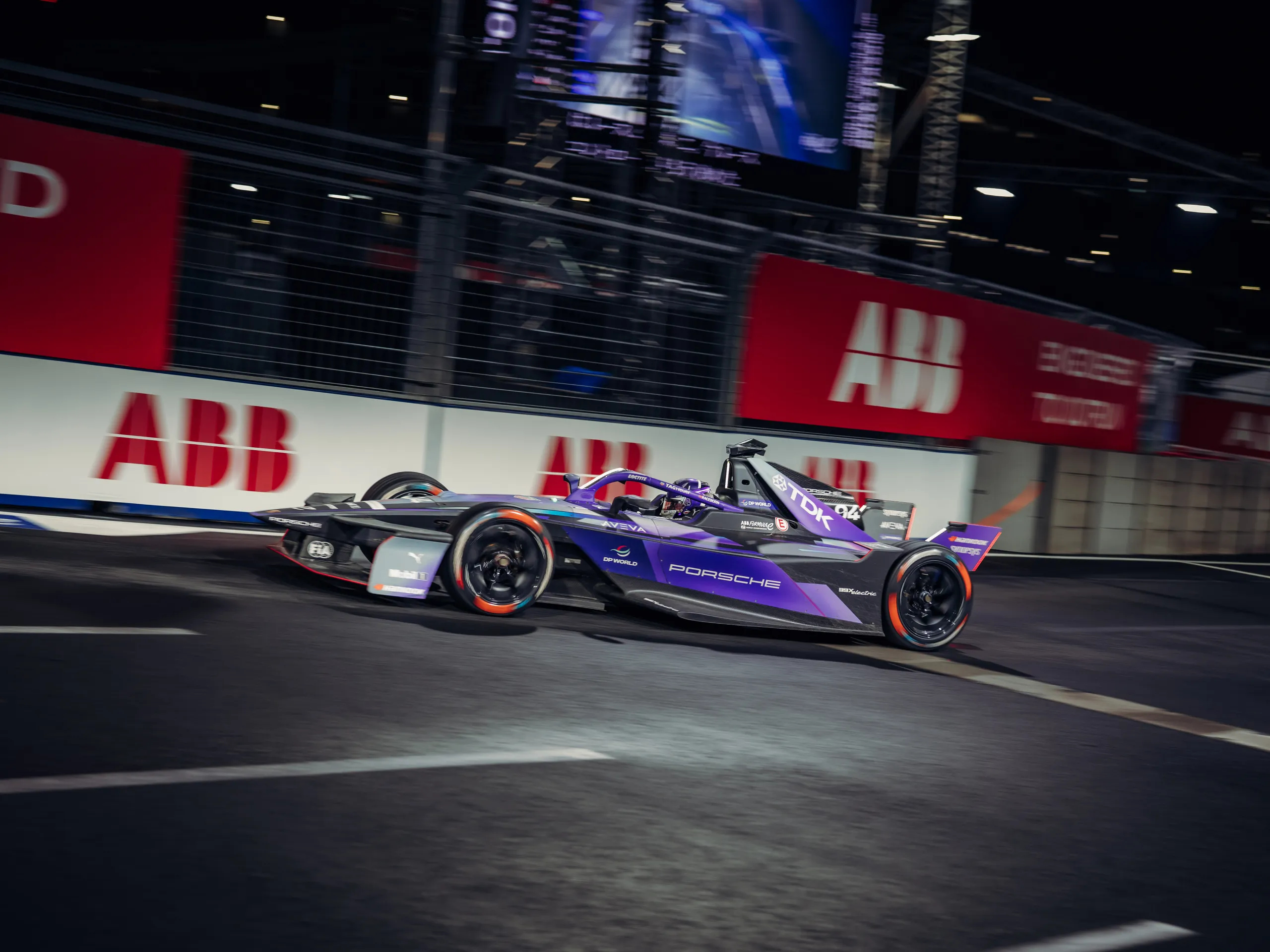 Porsche 99X Electric na ulicznym torze E-Prix w Tokio.